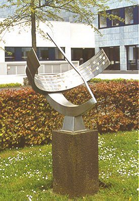 Equatorial "sundial" (July 1999)
