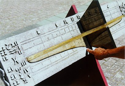 Polaire kruisdraad-zonnewijzer met rechte datumlijnen (juni 1999)