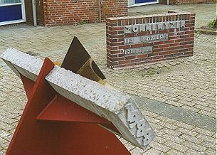 Sundial with explanatory wall (April 2000)