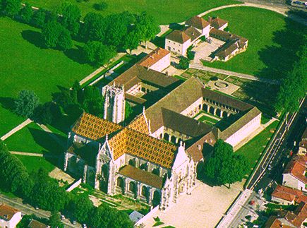 Luchtfoto van kerk en klooster