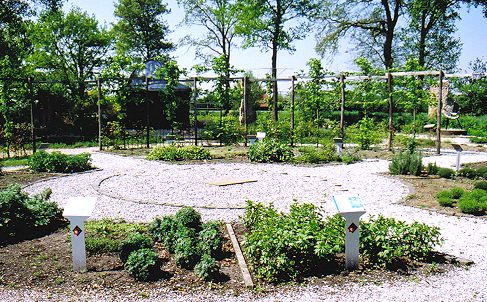 Analemmatic and equatorial sundials in Astro-garden (May 2000)