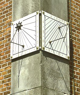 Dubbele verticale zonnewijzer op het Raadhuis (mei 2000)