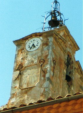 Antieke zonnewijzer op klokkentoren (juni 1986)